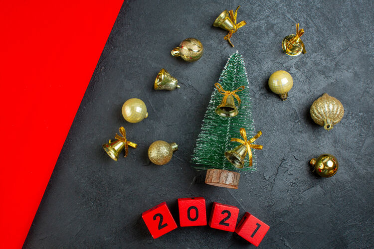 圣诞节俯视图装饰配件和圣诞树数字在黑暗的背景扣件数字约束