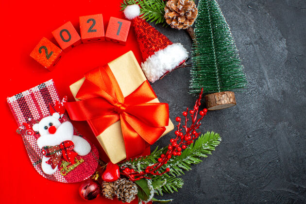 圣诞老人上图是美丽的礼品装饰配件杉木枝xsmas袜子号码在红色餐巾和圣诞树圣诞老人帽子在黑暗的背景冷杉漂亮的礼物餐巾