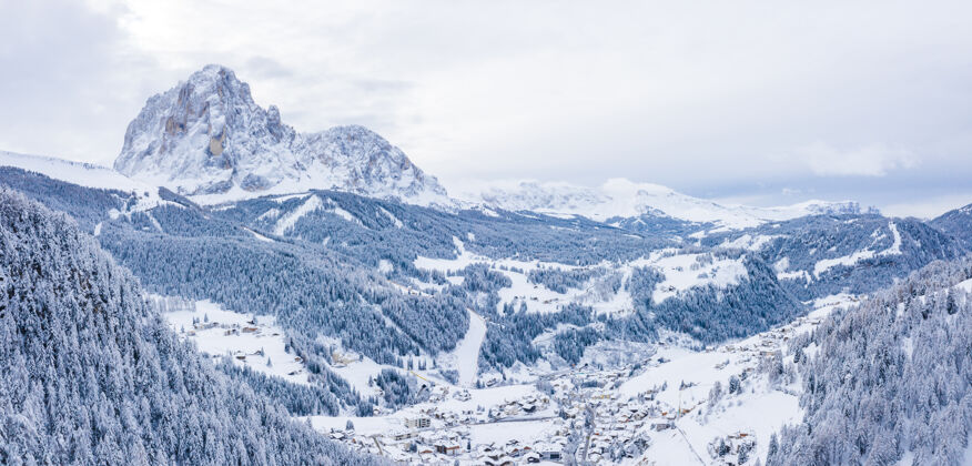 岩石阿尔卑斯山上的一个滑雪胜地和一个村庄的美丽鸟瞰图自然丘陵高峰