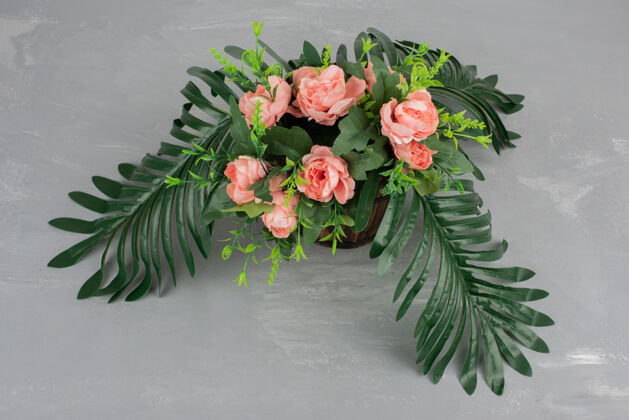 植物美丽的花束放在灰色的桌子上花束玫瑰自然