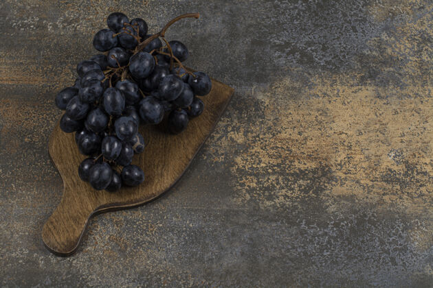 食品新鲜的黑葡萄放在木板上农业水果葡萄