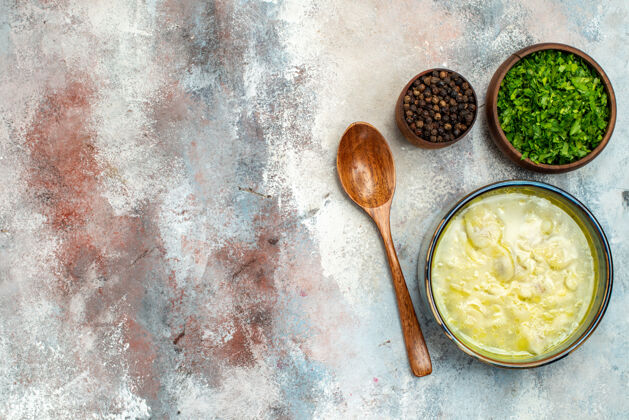 午餐俯瞰杜什巴拉汤圆汤碗与青椒木勺裸体表面与复制空间菜肴绿色晚餐