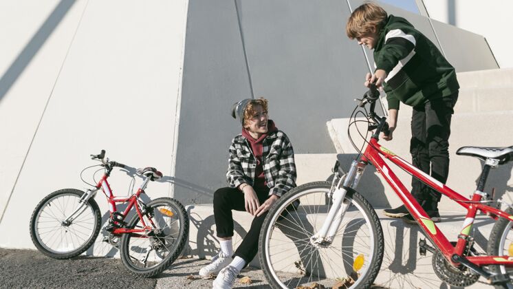 乐趣公园里的男孩们在玩他们的自行车放松娱乐年轻