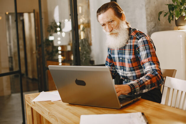 互联网拿着笔记本电脑的老人坐在圣诞装饰品里的爷爷穿手机衫的男人小工具笔记本电脑内容