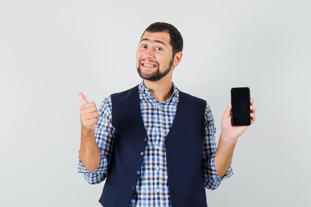 自信年轻人拿着手机 在衬衫上竖起大拇指衬衫男士手机