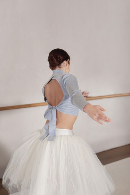 垂直芭蕾舞演员穿着芭蕾舞裙排练芭蕾舞舞蹈艺术