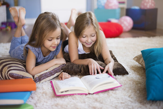 学习和姐姐一起读有趣的书舒适欢呼阅读
