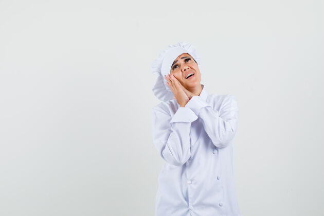厨师穿着白色制服的女厨师 靠在手掌上当枕头亚洲工作美食