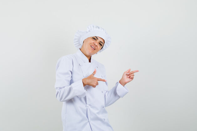 餐厅女厨师指着旁边穿着白色制服 看上去很自信壁板新鲜职业