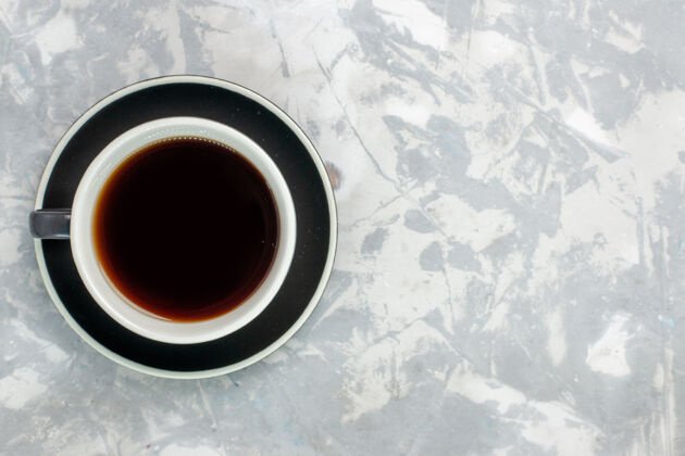 热的顶视图茶杯内部茶杯和茶盘表面呈浅白色饮料饮料早晨