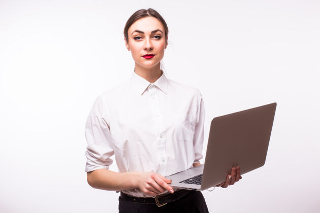 科技一个商务女士拿着一台笔记本电脑走在白色的外面专业人士成功年轻