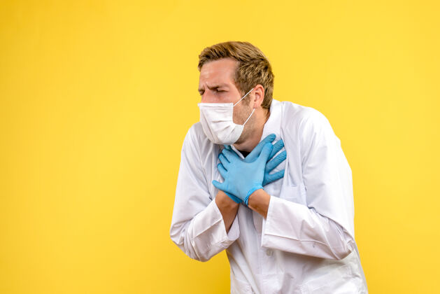 问题正面图黄色背景上有呼吸问题的男医生健康大流行医学科维德-实验室视图个人