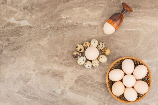 鹌鹑蛋篮子上有几个鸡蛋 大理石表面有鹌鹑蛋蛋白质食物鹌鹑