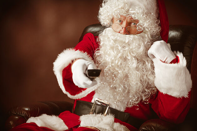 欢呼穿着圣诞老人服装的人的肖像快乐的圣诞老人帽子