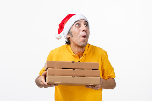 秘书正面图男快递员用披萨盒在白墙上工作制服送货服务成人送货盒子