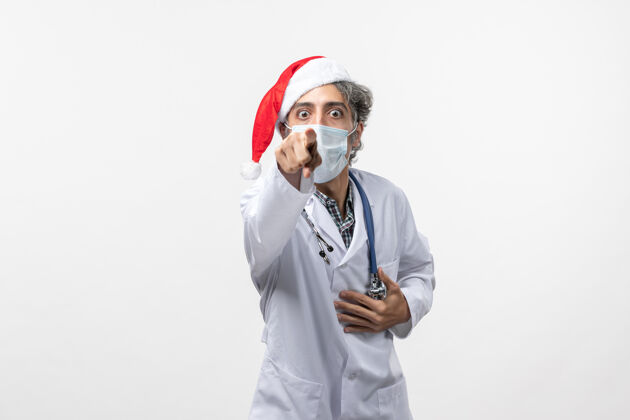 药品正面图男医生戴着无菌口罩上白墙冠状病毒过年过节病毒医院医生
