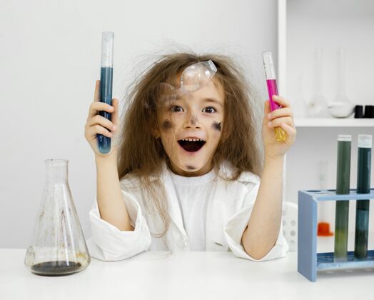 科学微笑的女孩科学家在实验室里拿着试管 实验失败了实验室知识实验
