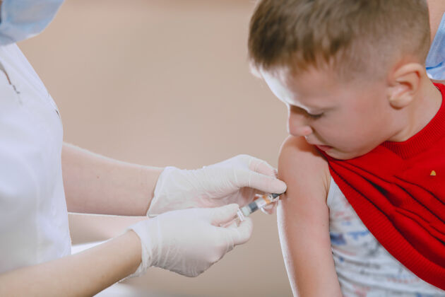 注射小孩看病医生在给小孩手臂打针年轻人病人健康