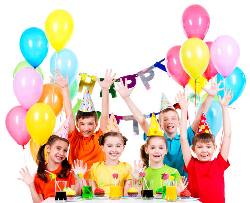 衬衫一群穿着五颜六色衬衫的孩子在生日聚会上举手——孤立地站在白色的地板上乐趣快乐颜色