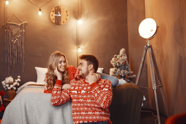 关系人们在圣诞节装饰男人和女人在红色毛衣浪漫快乐肖像