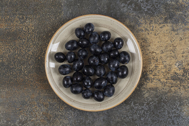 有机新鲜的黑葡萄放在陶瓷盘子里食用农业新鲜