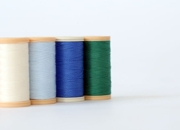 织物缝纫白色背景上的彩色线焦点线圆形
