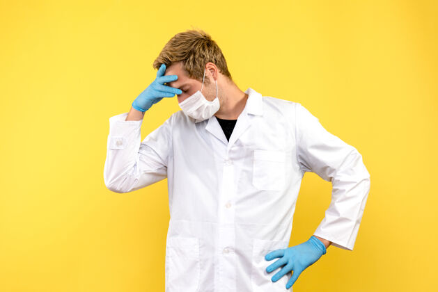 服装正面图黄色背景上的男医生累了卫生大流行病毒实验室成人公司