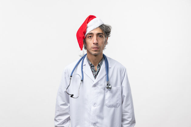 医疗器械白墙红帽男医生正视图新年假期医院护士外套专家