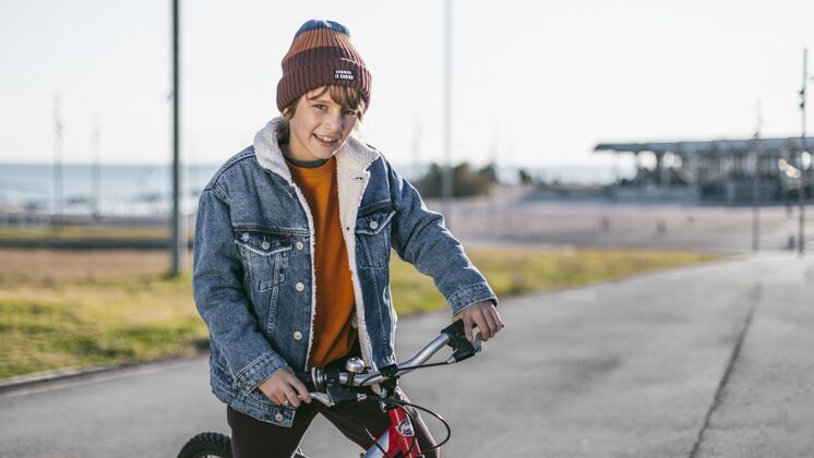 乐趣男孩在城市户外骑自行车放松户外自行车