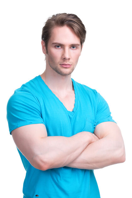 肖像身着蓝色衬衫的年轻帅哥的肖像画双臂交叉-孤立于白色之上男性模特性感