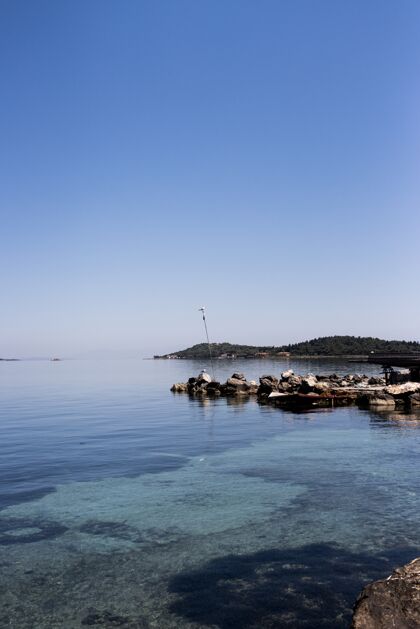 石头海岸的垂直镜头平静岛屿风景