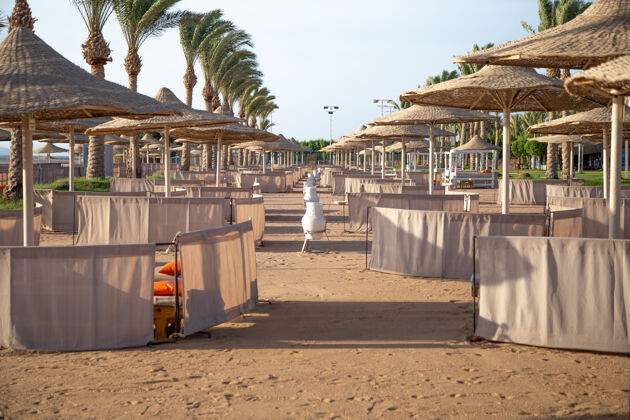 自然海滩酒店的一个空区空无一人夏季热带