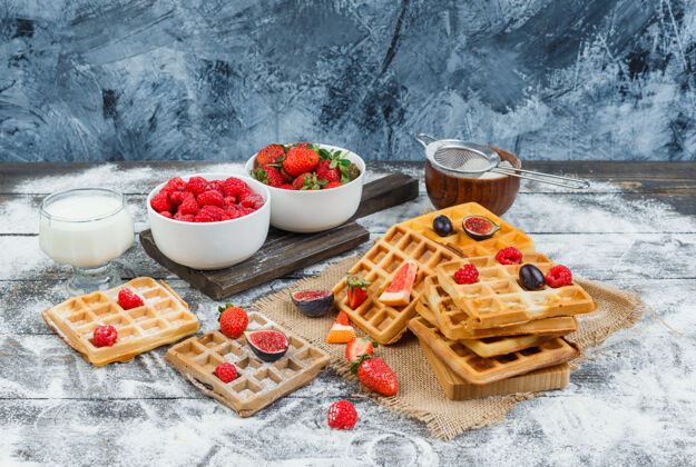 盘子美味的早餐 有华夫饼和水果蓝莓木板草莓