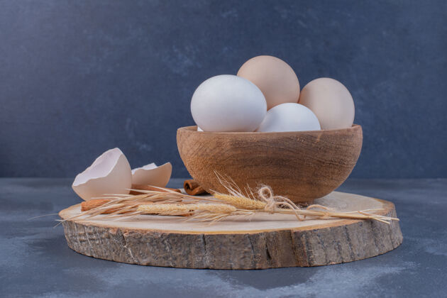厨房把白鸡蛋和蛋壳放在木盘上质量午餐乡村