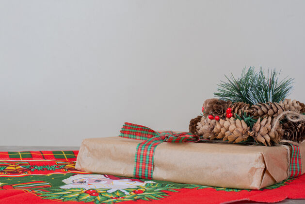 花环圣诞礼盒和大理石松果花圈松果松树松果