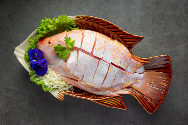 必需火锅涮；生鲜鱼片在盘子里生的新鲜品种