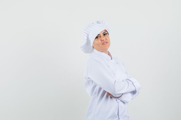 柜台身着白色制服的女厨师双手交叉站立 看上去很自信手臂亚洲工业