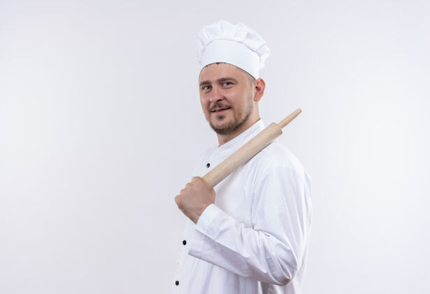 厨师年轻帅气的厨师身着厨师制服站在侧面 手持擀面杖孤立地站在空白处站立帅气制服