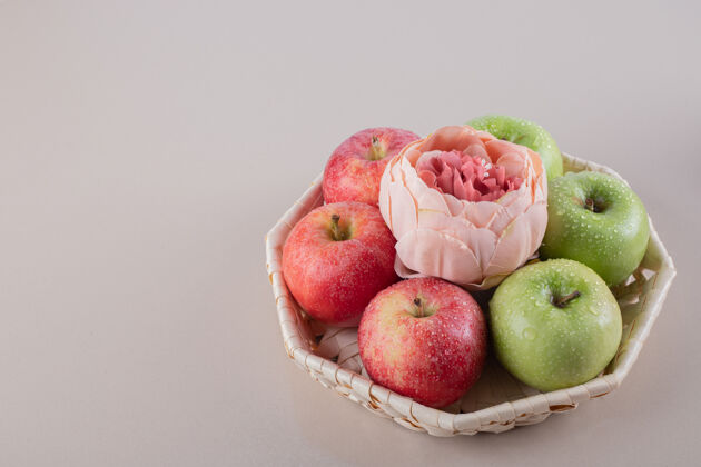 花可爱的盒子 白色表面有苹果苹果好吃好吃
