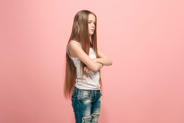 随意愤怒的少女站在时尚的粉红色女性半身肖像消极青少年年轻
