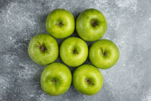 绿色大理石表面有很多熟苹果美味观点顶部
