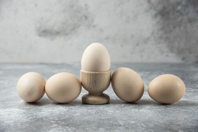 家禽一堆生鸡蛋放在大理石桌上生的食品乳制品