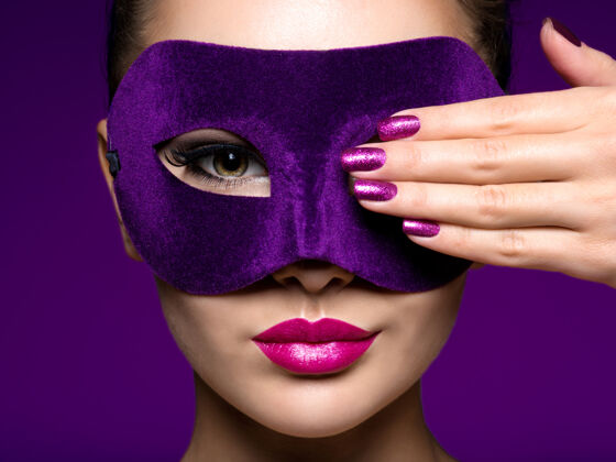 华丽一个漂亮女人的肖像 紫色的指甲 脸上戴着紫色的戏剧面具肖像紫色背景女孩