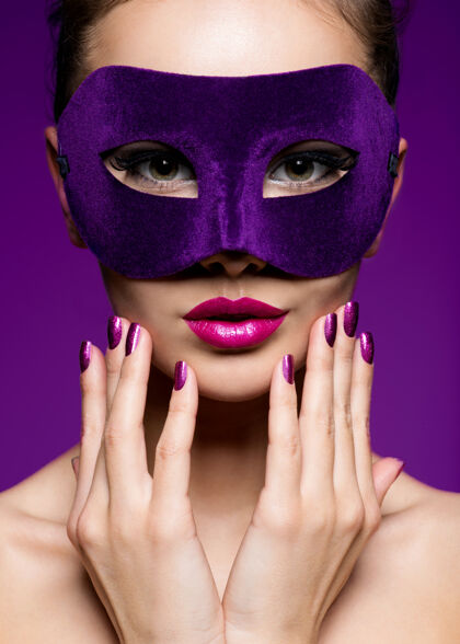 华丽一个戴着紫罗兰色指甲和戏院面具的美丽女人的肖像紫色背景魅力肖像