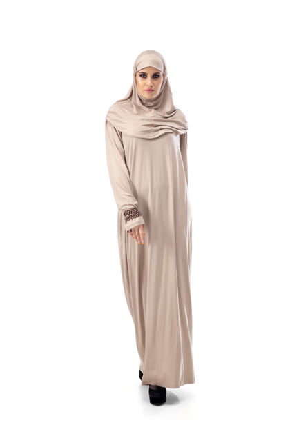 女士粉彩美丽的阿拉伯妇女摆出时尚的头巾孤立时尚 美丽 风格的概念女性模特与时尚的化妆 美甲和配件化妆亚洲人站立