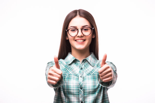 西班牙裔快乐的女大学生向白色竖起大拇指女性手年轻