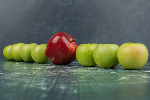 多汁红色和绿色的苹果放在大理石桌上品种苹果堆