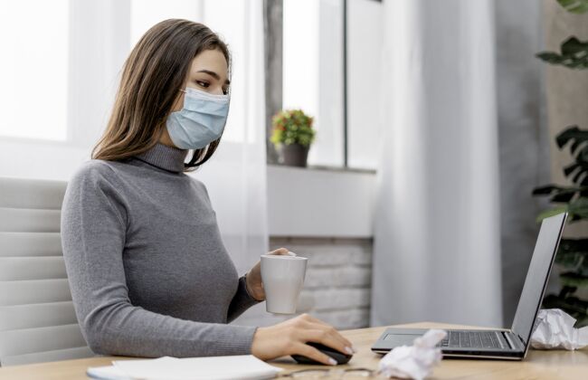 室内在家工作时戴着医用口罩的女人压力护理检疫