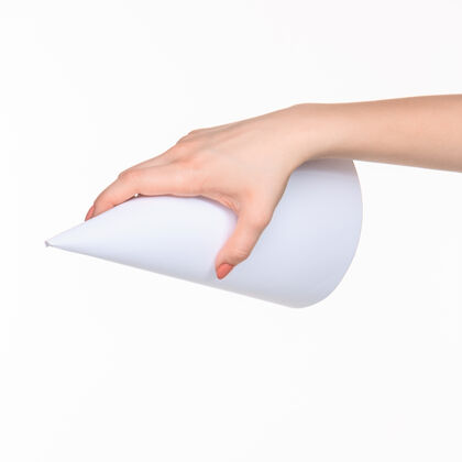 塑料白色圆锥体的道具在女性手上白色带右阴影女人纸道具