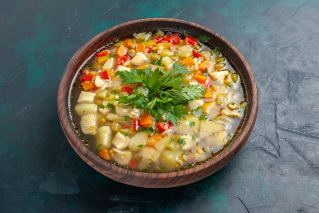 火锅在黑暗的桌子上的棕色锅里 可以看到不同配料的美味蔬菜汤饭配料酱汁
